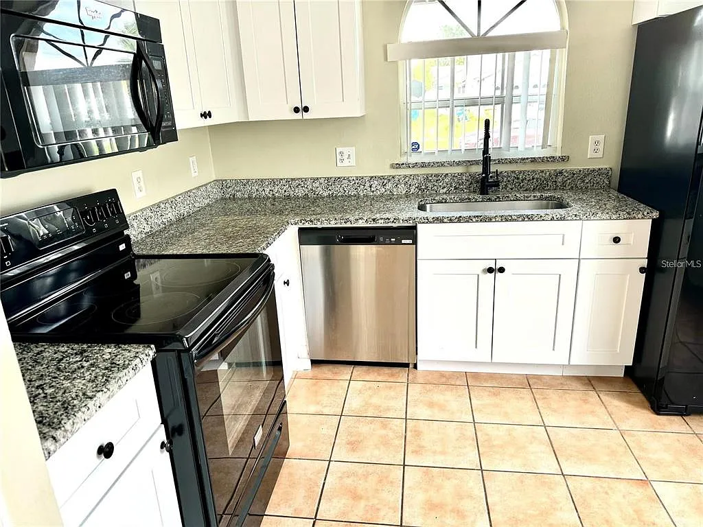 3 bed, 2.0 bath, 1337 sqft, $2,200 — Photo 2