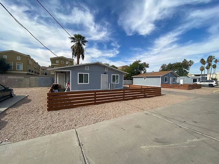 2425 W Turney Ave — Photo 2