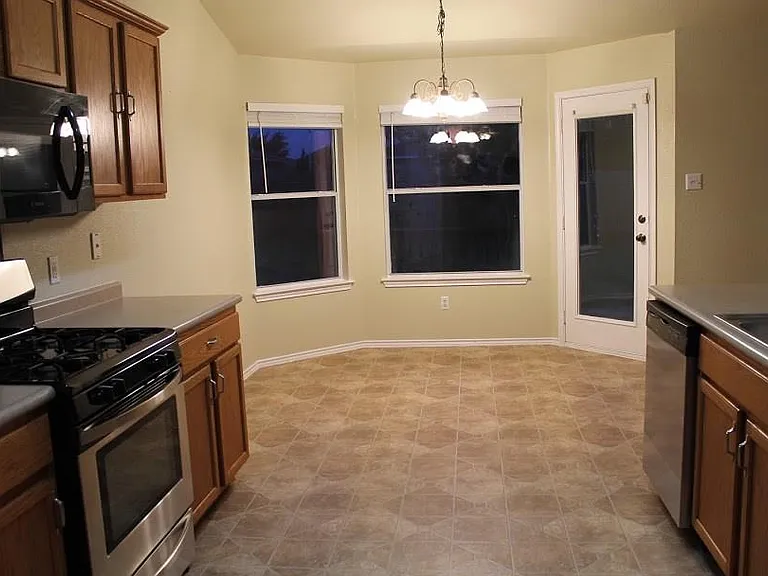 1009 Clayton Dr — Photo 4