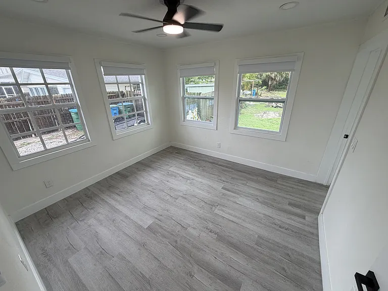 537 Sunset Blvd — Photo 24