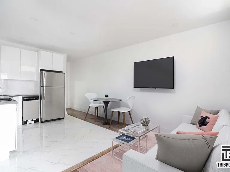 1719 E 8th St #2R — Photo 5