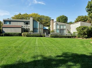 17 Windsor Dr, Old Westbury, NY 11568