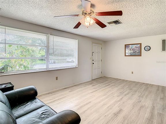 4th image of 15915 Villa Dr