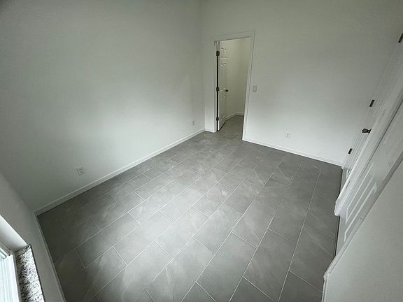 3rd image of 1025 Hunter St E