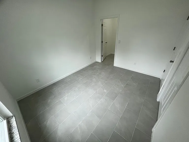 1025 Hunter St E — Photo 3