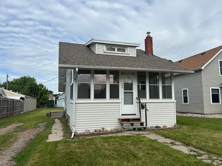 705 N Lloyd St — Photo 1