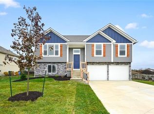 20805 Copper Creek Dr, Peculiar, MO 64078