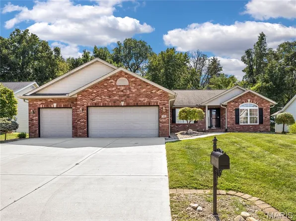 58 Oak Leaf Dr, Maryville, IL 62062