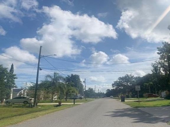 Exterior Neighborhood (street photo)