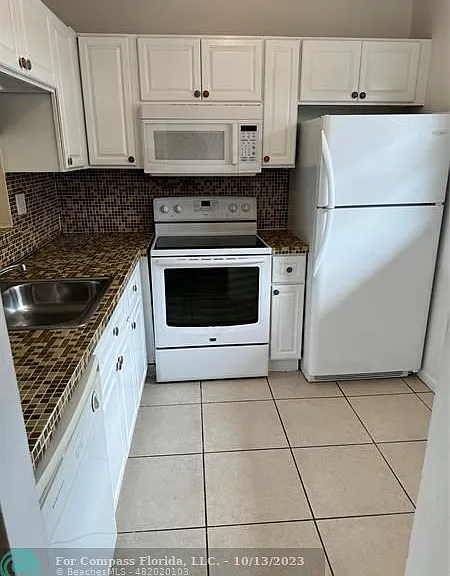 5021 W Oakland Park Blvd #105 — Photo 7