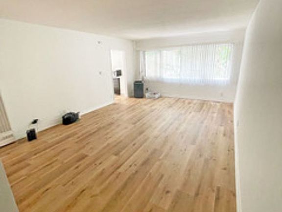 5th image of 1042 6th St APT 3