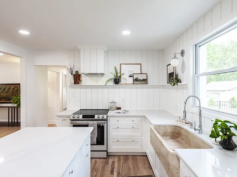 921 Lemont Ct — Photo 4