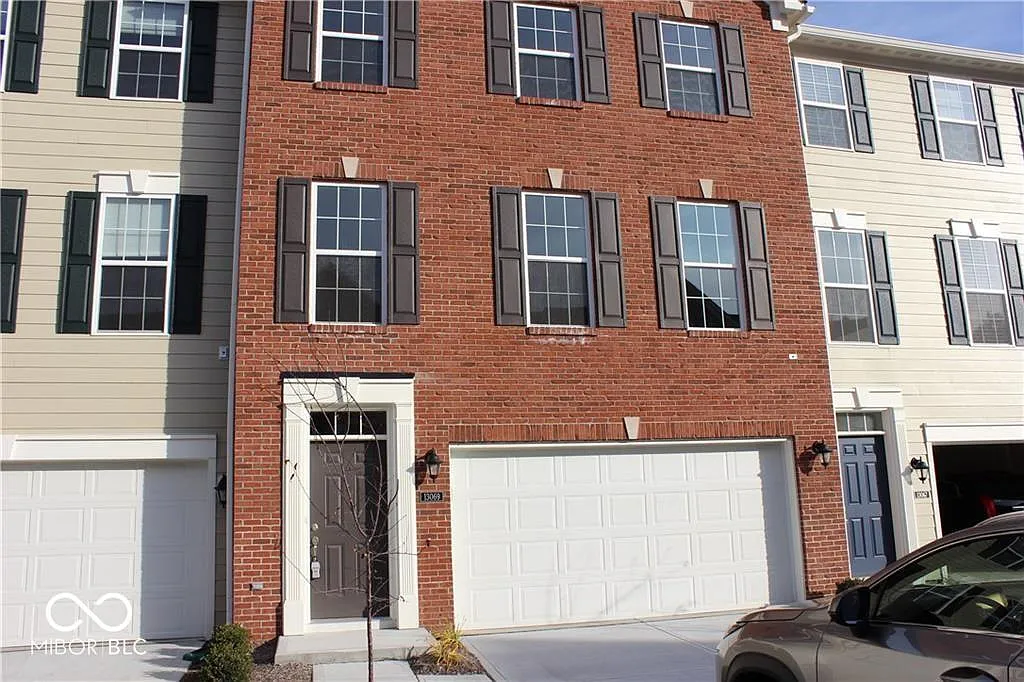 3 bed, 2.5 bath, 2592 sqft, $2,650 — Photo 2