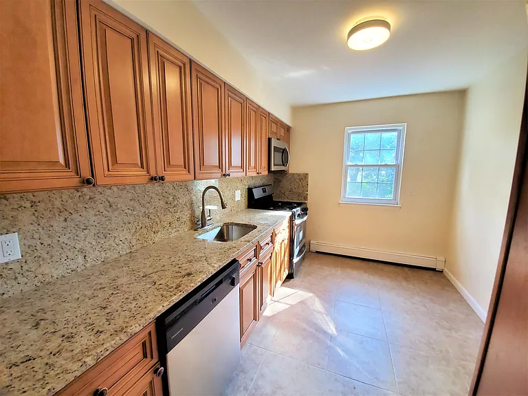 1 Lindley Ave #16 — Photo 6