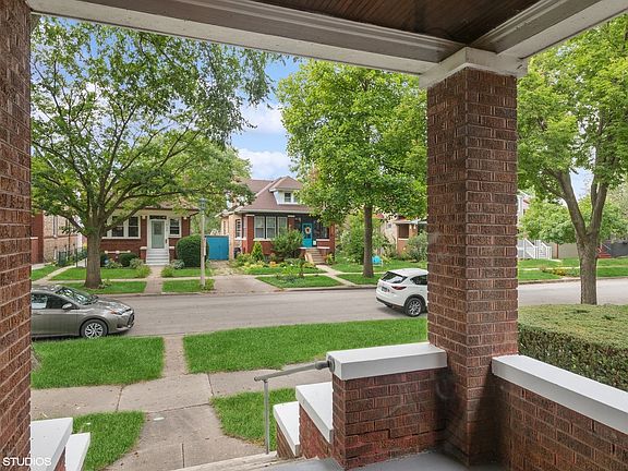 2nd image of 934 S Grove Ave