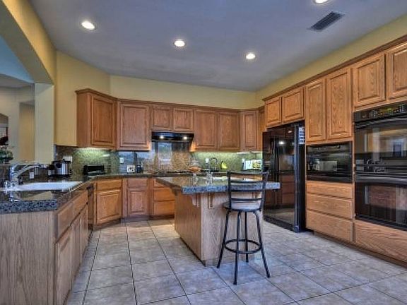 Large kitchen w/ island