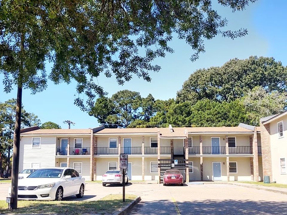 2nd image of 815 Martin Luther King Jr Dr #1