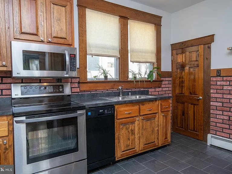 227 Walnut St — Photo 9