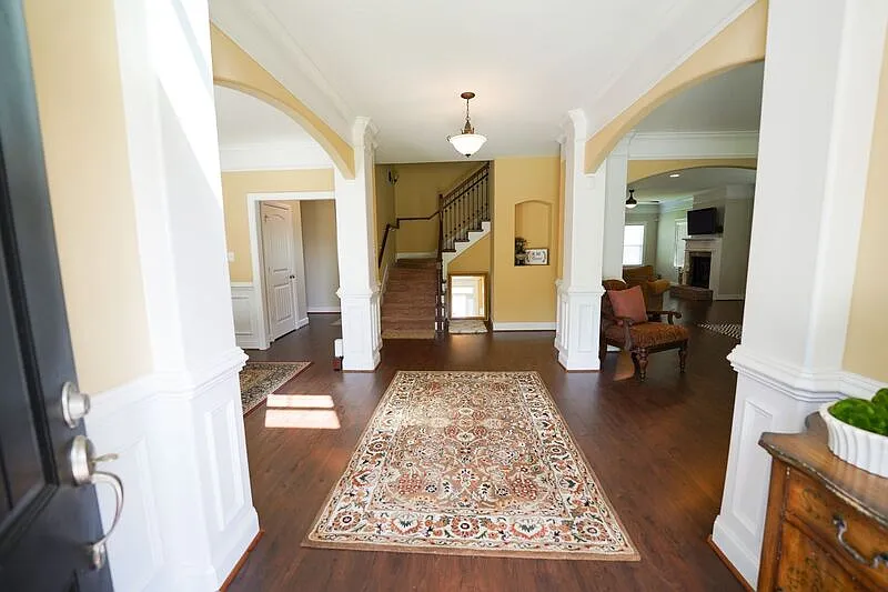 5 bed, 3.0 bath, 4047 sqft, $3,100 — Photo 4