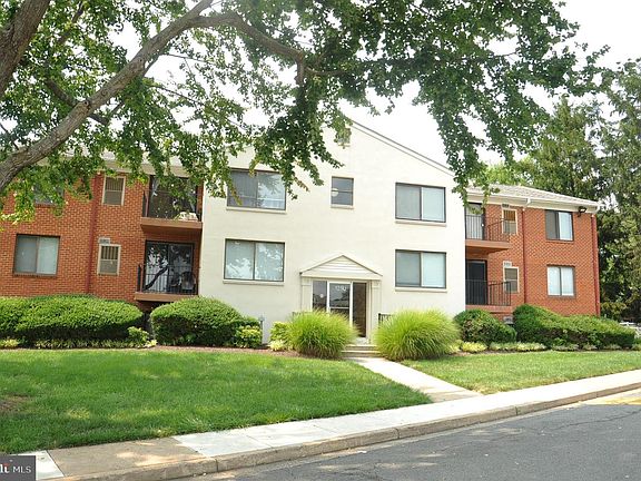 2nd image of 125 Driveway Clubhouse U