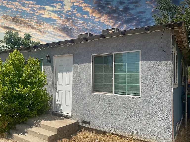 560 W Avenue L — Photo 1