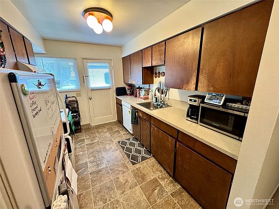 5th image of 202 SE 157th Avenue