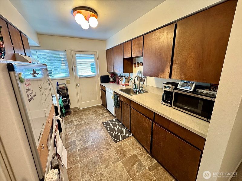 5th image of 202 SE 157th Avenue