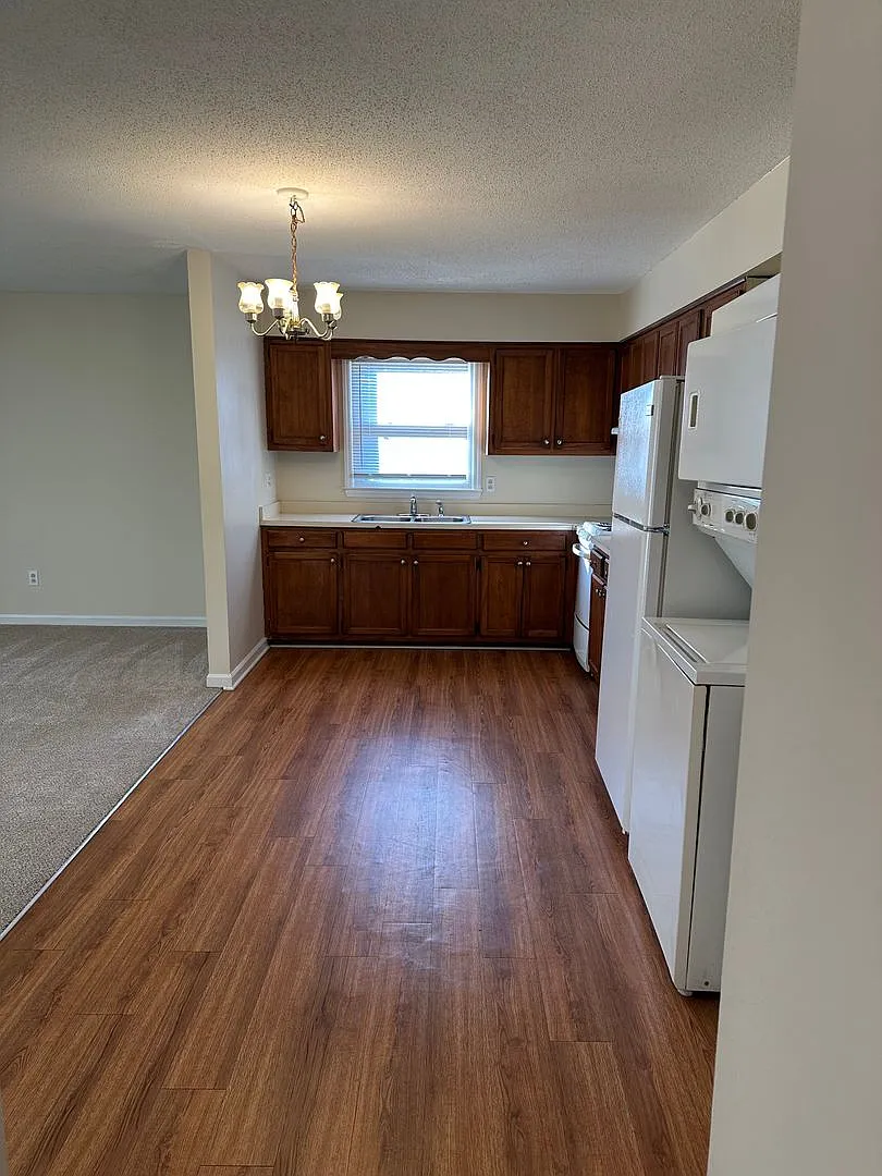 105 Glenwood Ave — Photo 3