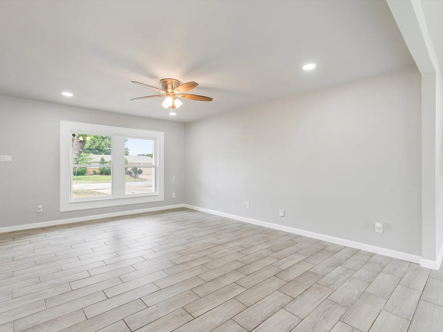 3 bed, 1356 sqft, $2,400 — Photo 3