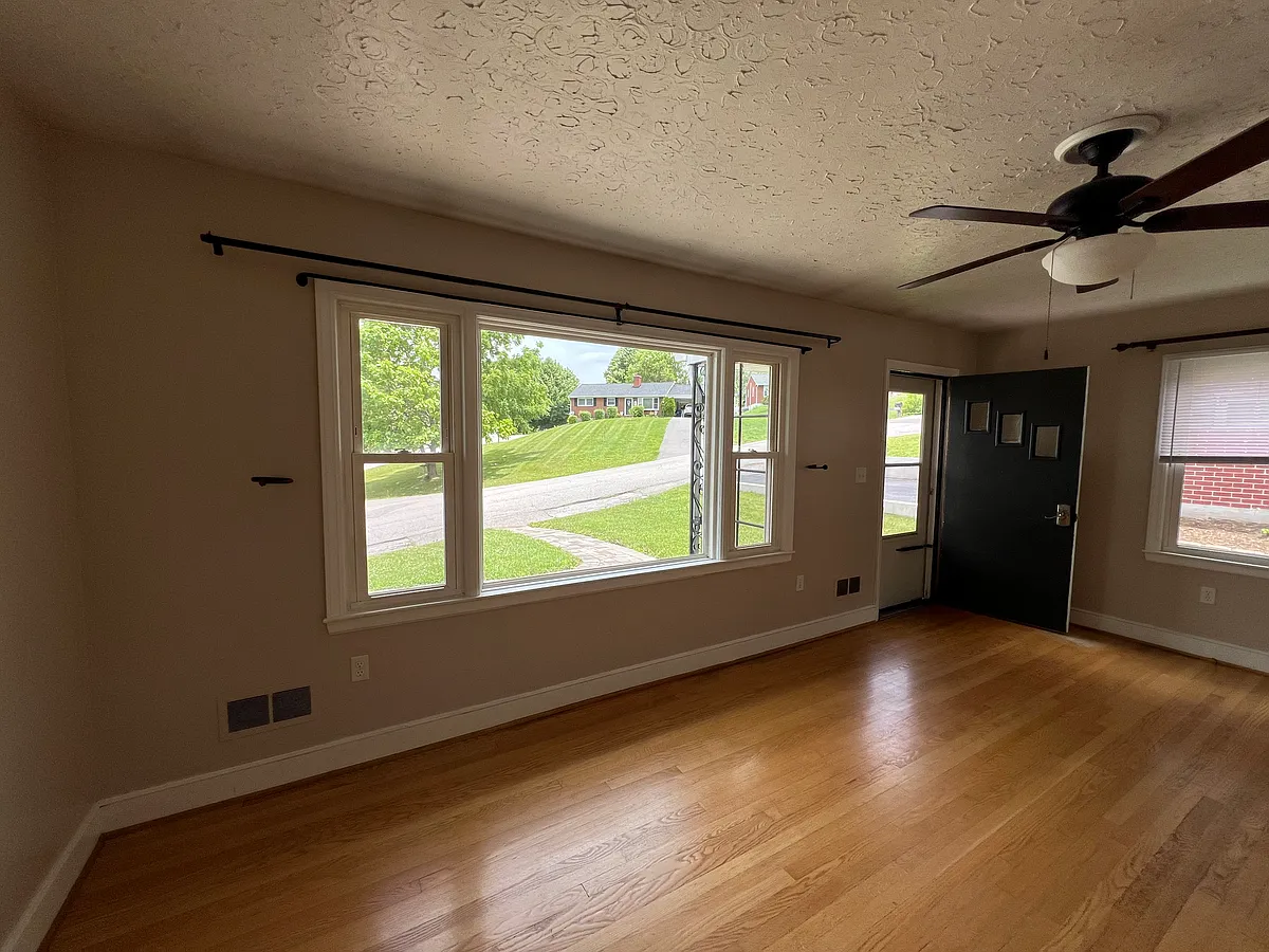 Building Photo - 103 Roundhill Dr