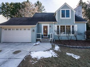 837 W Daphne Rd, Glendale, WI 53217