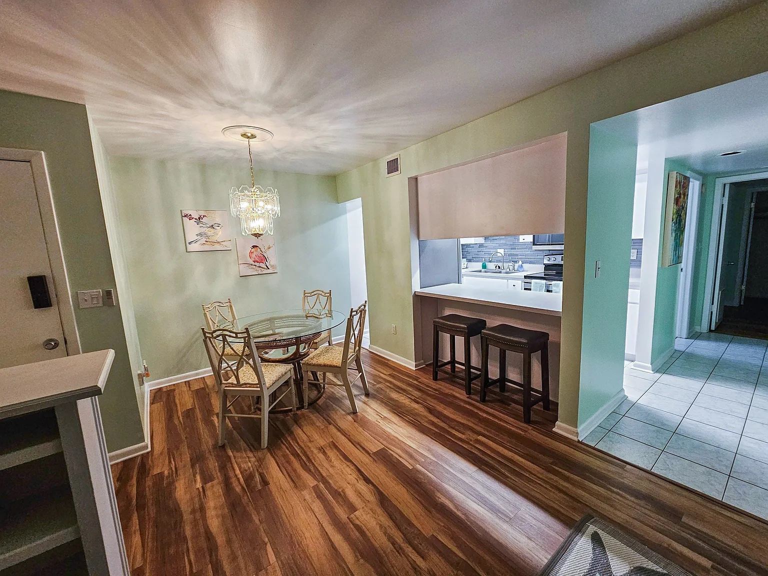 1 bed, 2.0 bath, 975 sqft, $1,927 — Photo 3