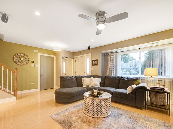 2nd image of 1257 E Canterbury Trl