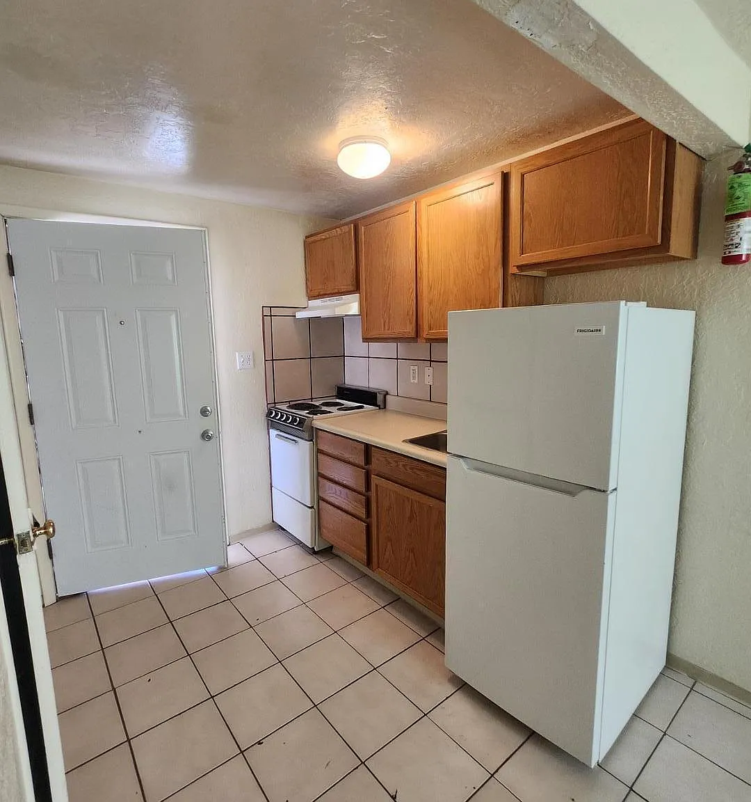Studio, 1.0 bath, 400 sqft, $800 — Photo 2