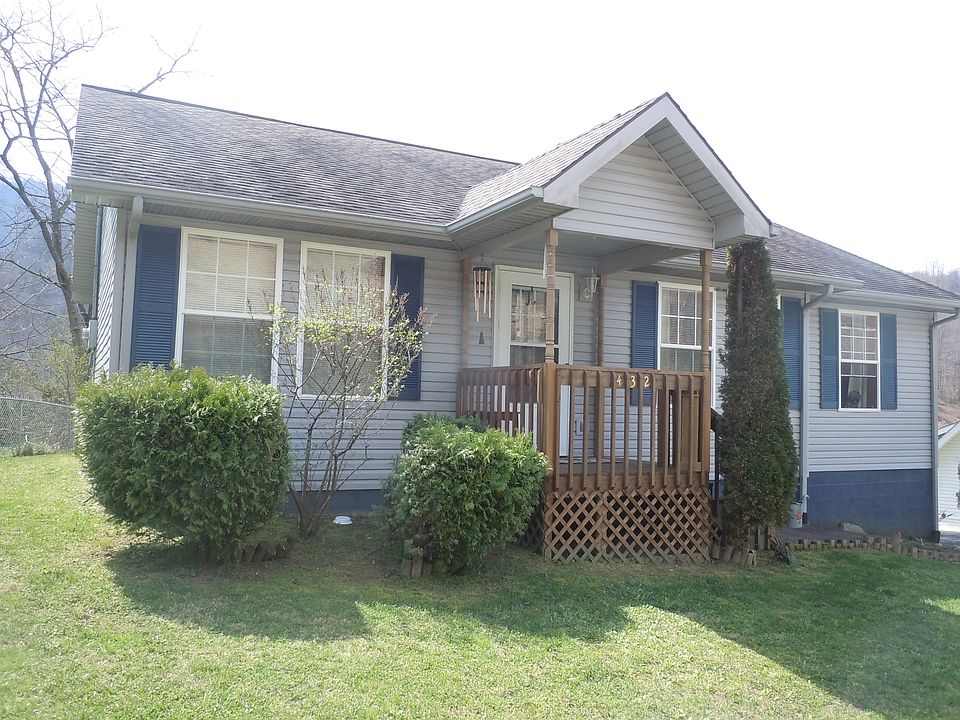 1st image of 425 Station Ln