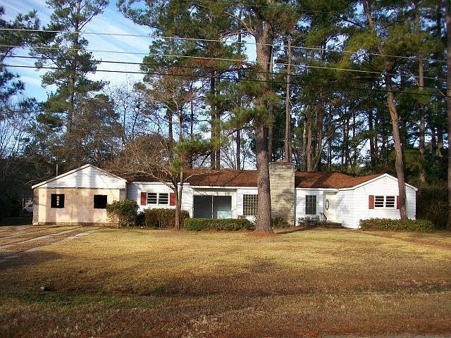1st image of 305 E Lake Dr