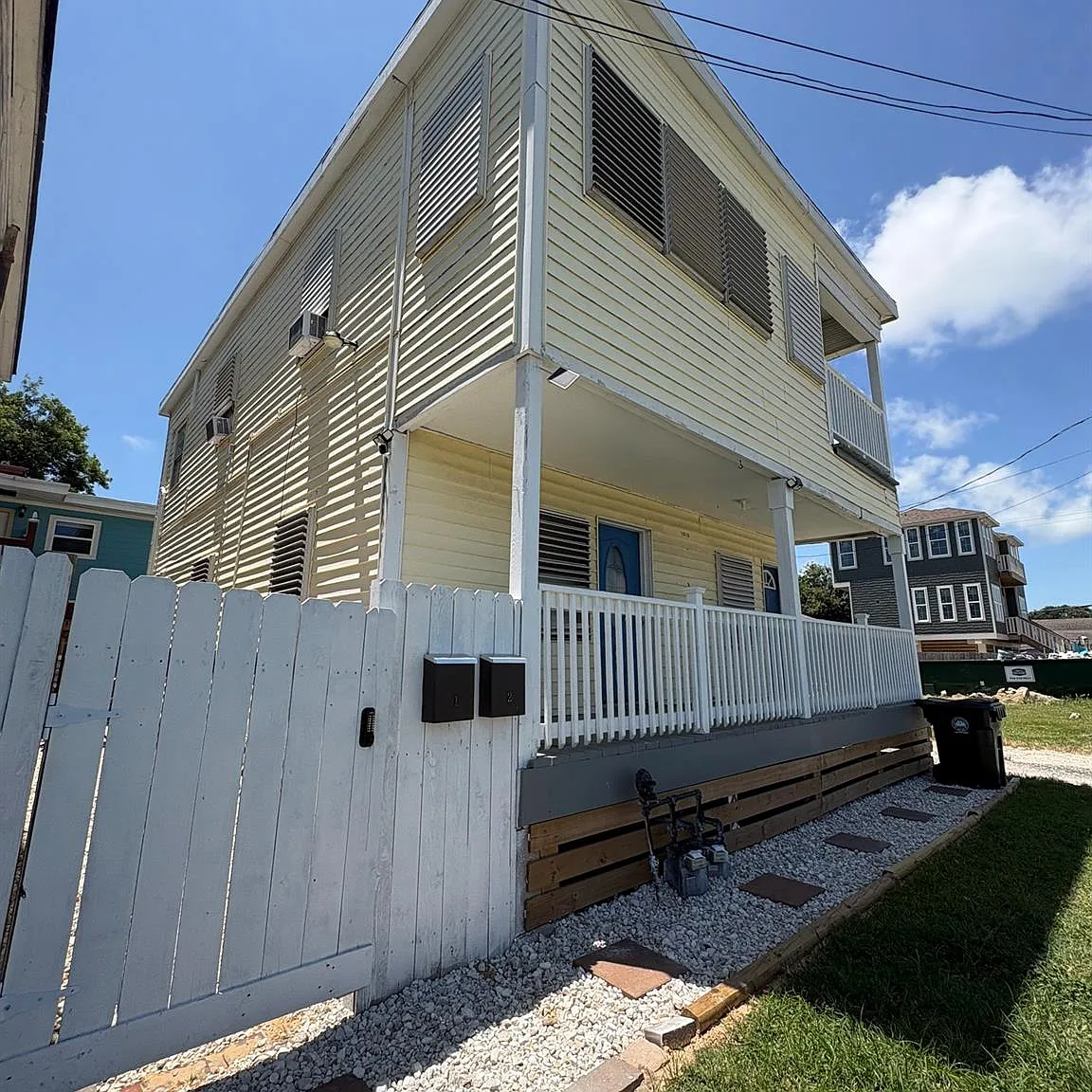 2 bed, 1.0 bath, 912 sqft, $1,200 — Photo 2