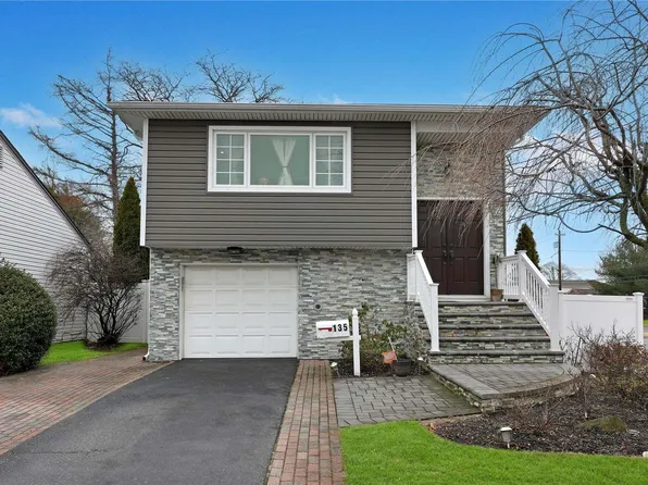 135 Duane Street, Farmingdale, NY 11735