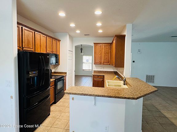 5th image of 1110 Morgan Cir NE