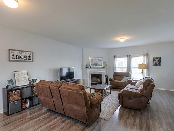 3rd image of 382 Owl Dr