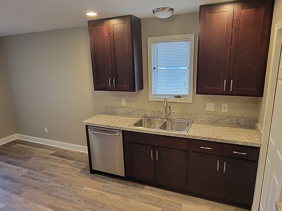Kitchen w dining area