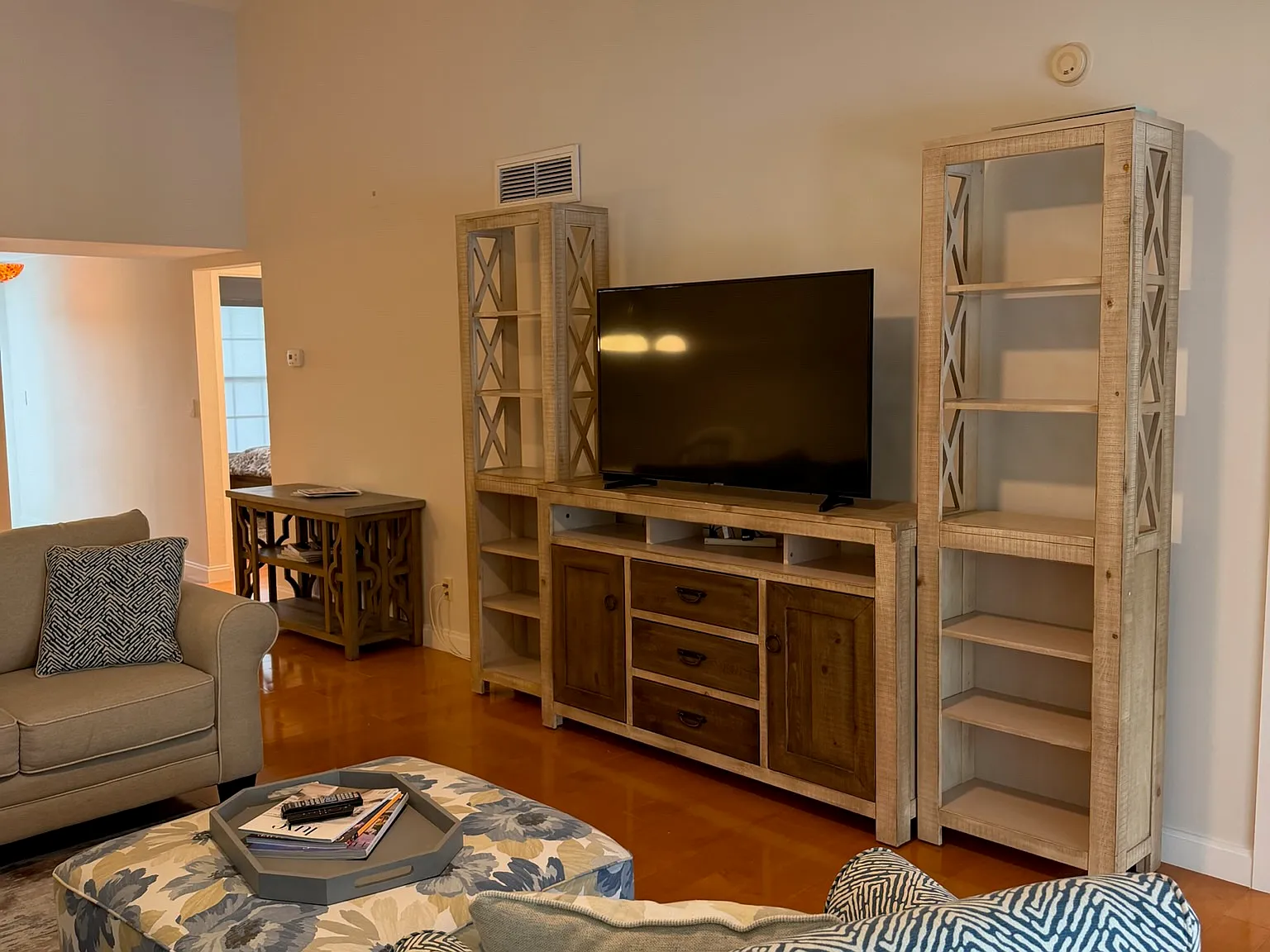 9600 Victoria Ln — Photo 2