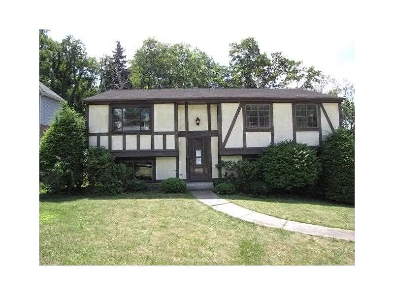 1033 Evergreen Dr photo 1