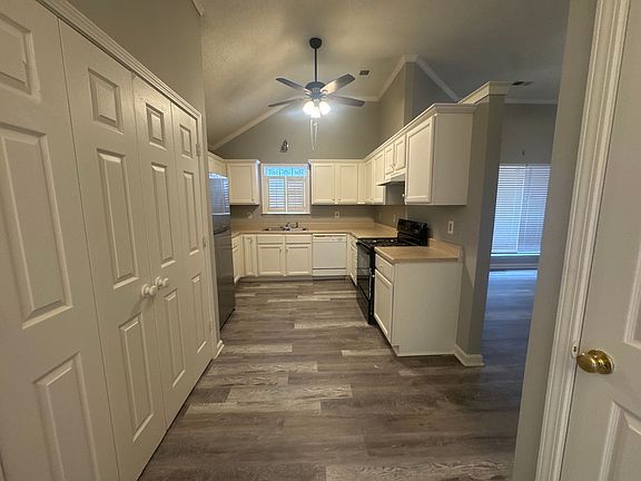 5th image of 615 Ashley Glen Cir E