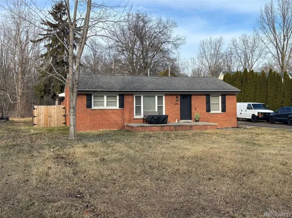 2060 Carleton West Rd, Carleton, MI 48117