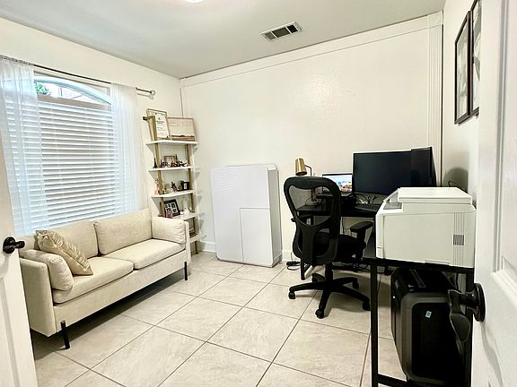 5th image of 111 Dorsett Dr