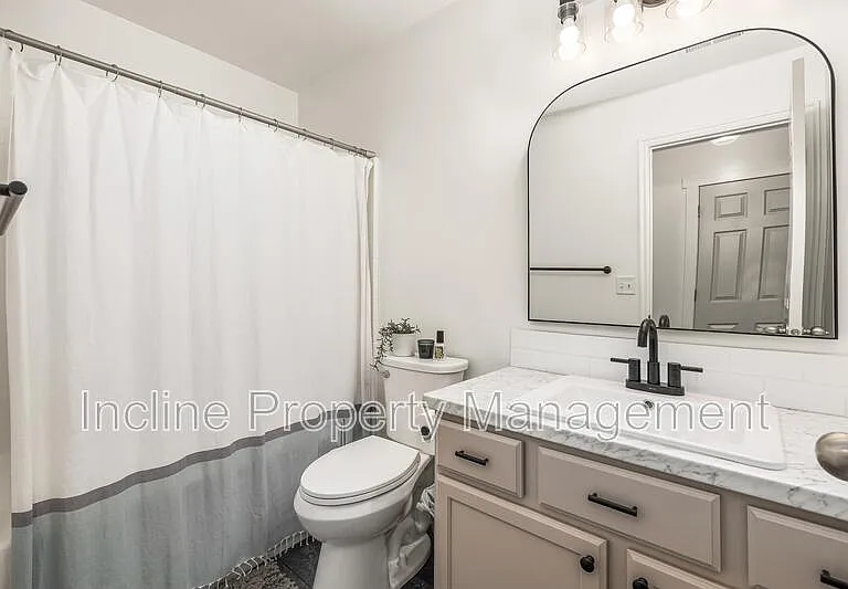 702 Durham Dr — Photo 8