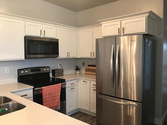 3rd image of 96 W Silver Springs Dr