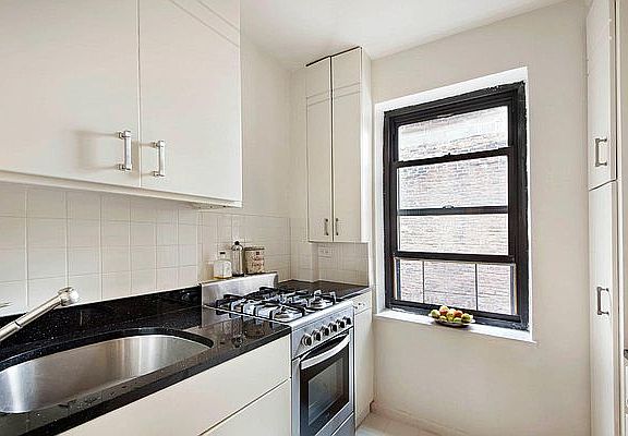 3rd image of 155 W 71st St #4