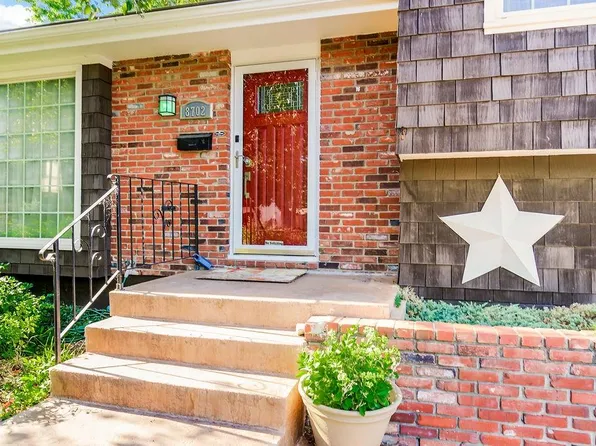 8702 W 97th St, Overland Park, KS 66212